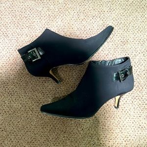 Donald Pliner 2” pointed heeled water resistant side zipper booties sz 10